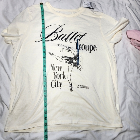 Bundle of 2 women's graphic T-shirts, Universal Thread & Zoe+Liv, size L. - Picture 6 of 8